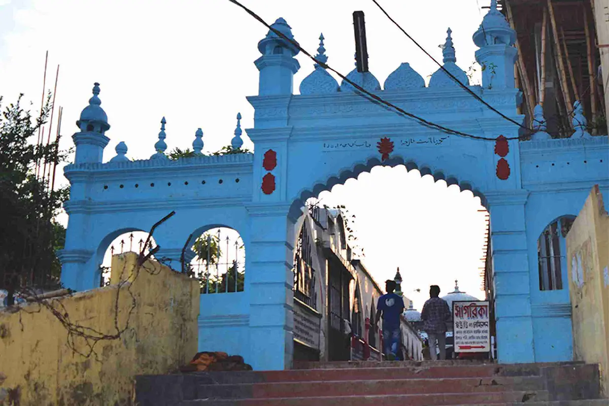 দুজন মহান ব্যক্তির কদম মোবারকের ফলক এখানে থাকায় মসজিদটির নামকরণ করা হয় ‘কদম মোবারক জামে মসজিদ’। ছবি: প্লেসডিগার