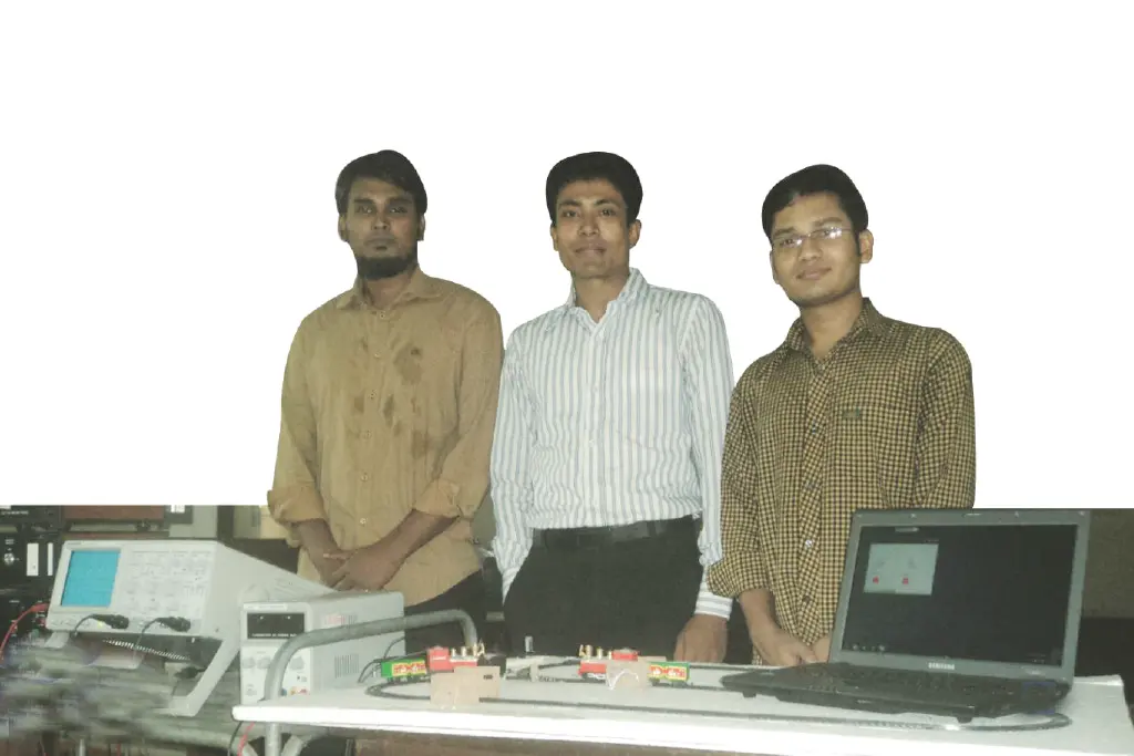 (বাম দিক থেকে) রিয়া সাদ আজিম, সহকারী অধ্যাপক ছোটন কান্তি দাশ ও খিজির মাহমুদ