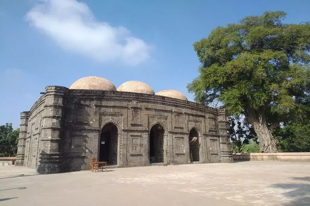বাংলার কালো রত্ন : নওগাঁর কুসুম্বা মসজিদ