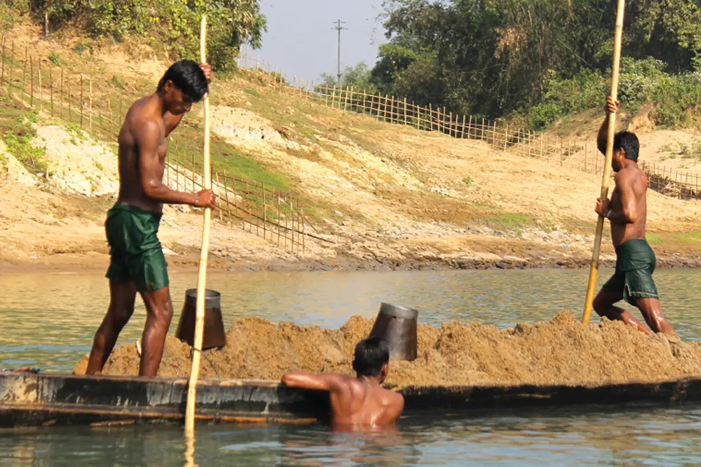 নদী থেকে বালু উত্তোলন
