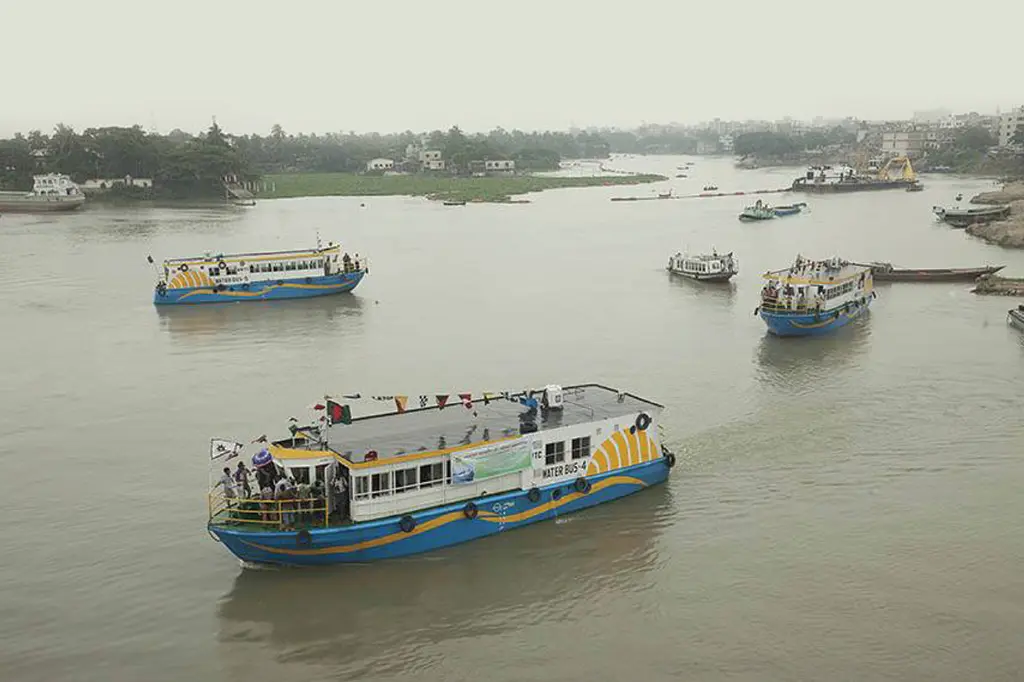 ওয়াটারওয়েতে ওয়াটার বাস