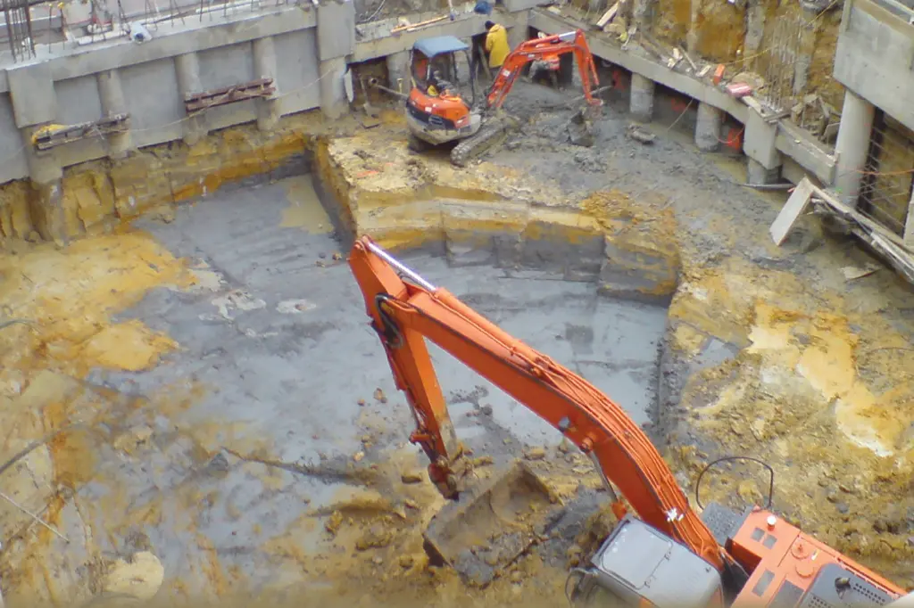 এক্সকেভেটরের সাহায্যে মাটি কাটা