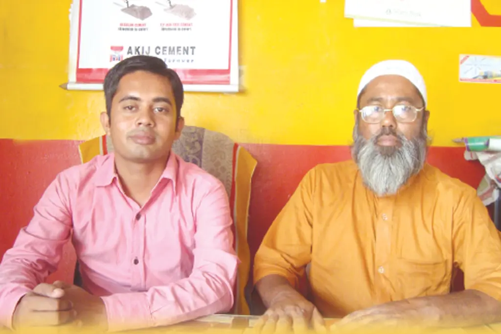 ব্যবসায়ী এম জি তোফাজ্জল হোসেন সুমন ও তাঁর বাবাএম জি মফিজুল হোসেন