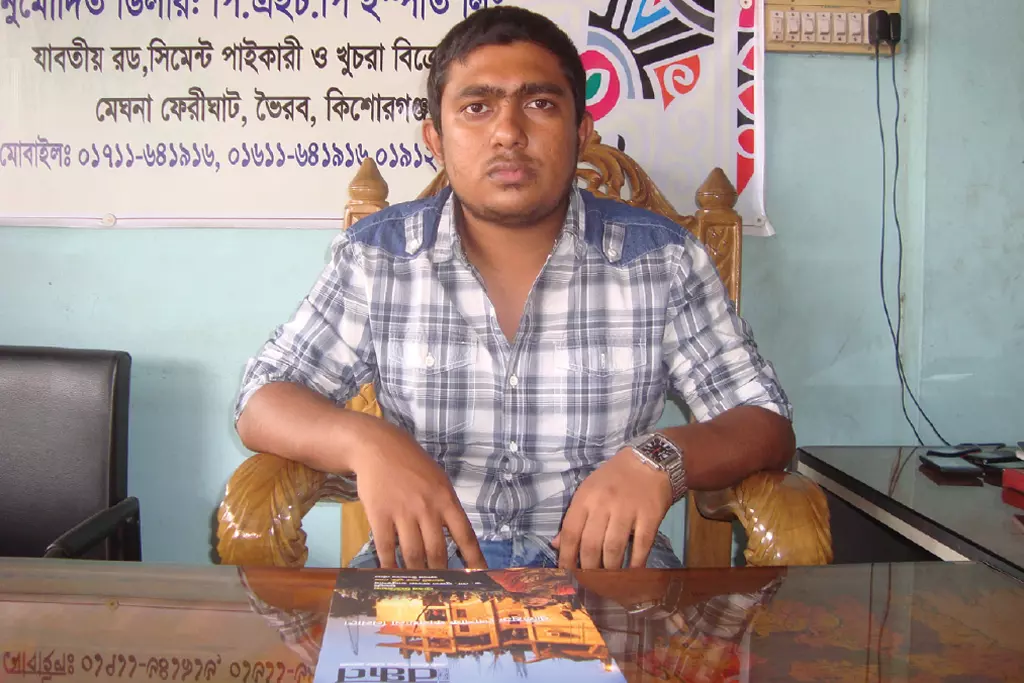 নিজ ব্যবসা প্রতিষ্ঠানে ব্যবসায়ী জিসান