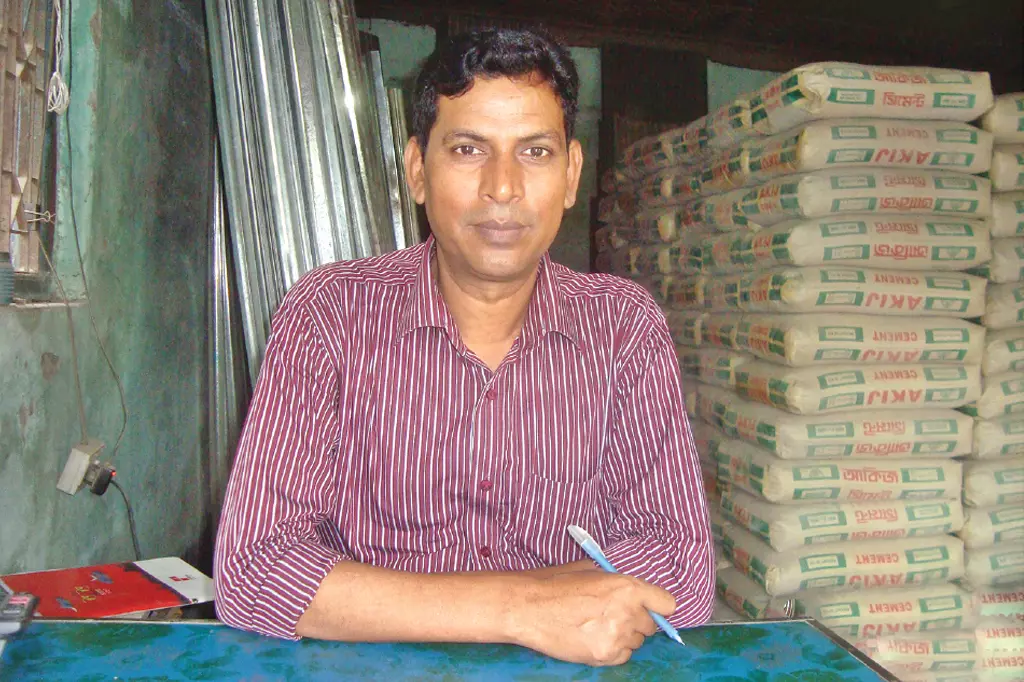 নিজ ব্যবসা প্রতিষ্ঠানে ব্যবসায়ী শফিকুল ইসলাম শফিক