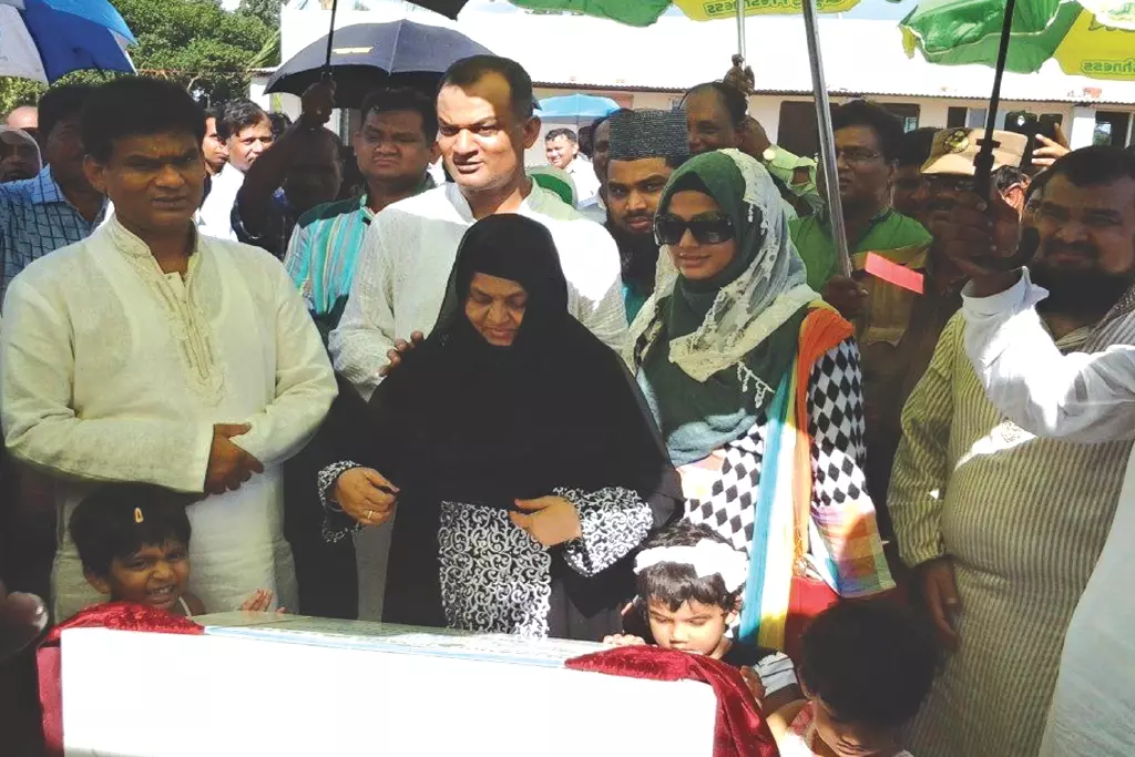 নবনির্মিত আকিজ পার্টিকেল ফ্যাক্টরির ভিত্তিপ্রস্তর স্থাপন করছেন মরহুম সেখ আকিজ উদ্দিন’র সহধর্মিনী মনোয়ারা বেগম