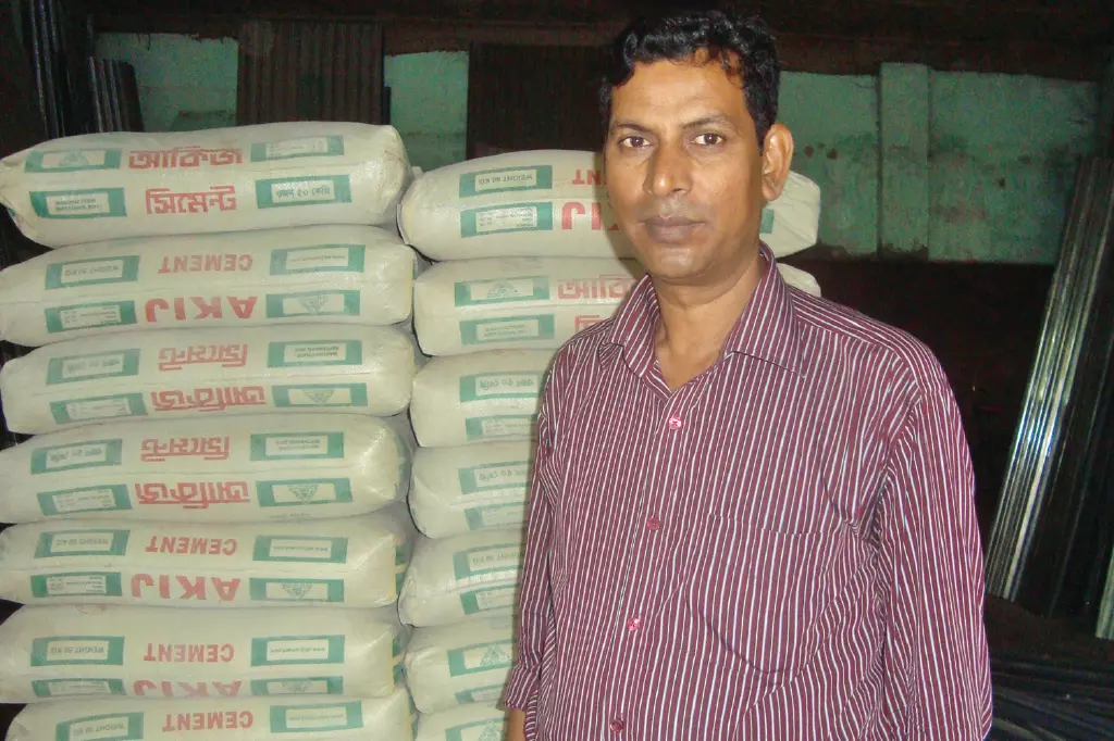 ব্যবসায়ীক পণ্য সাথে ব্যবসায়ী শফিকুল ইসলাম শফিক