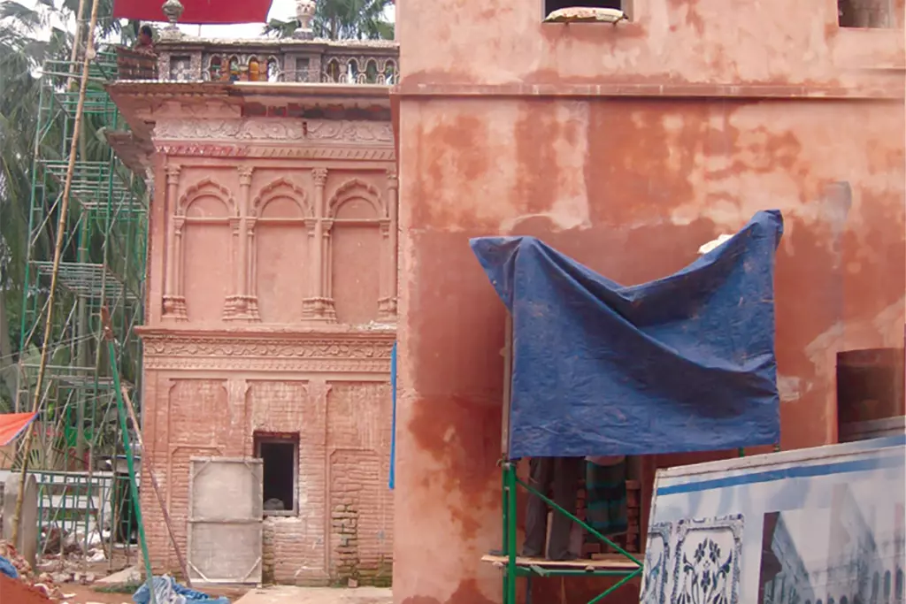 ভবনে চলছে সংস্কার কাজ