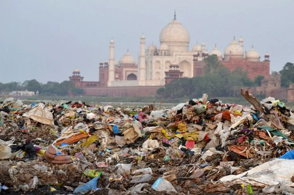 পরিবেশ দূষণের ভয়াবহতায় তাজমহল